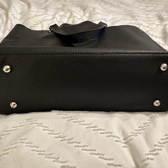 Mid-size black shoulder bag/carry on bag. - Picture 2 of 7